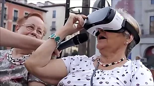 Pornovlog, realidad virtual VR, otaku mostrando las braguitas en la plaza Daniela/ Hyperversos